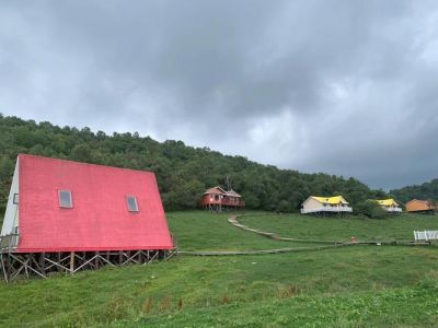 关山牧场小木屋住宿，关山牧场小木屋住宿费用多少