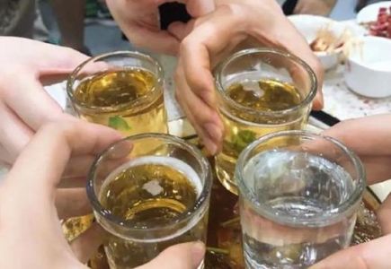 一杯52度白酒多久，一杯52度白酒对身体的伤害？